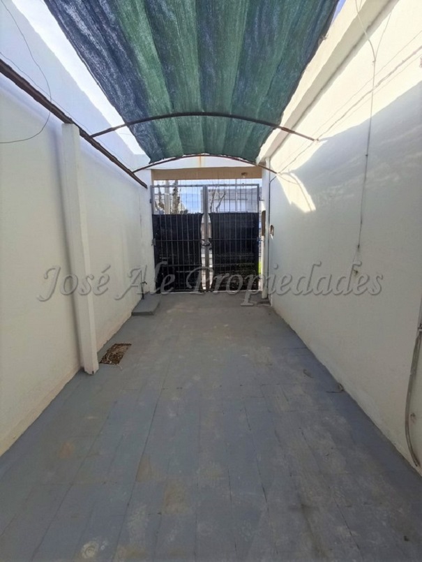 Imagen 10 de Hermosa casa ubicada en importante avenida, próxima a todos los servicios.