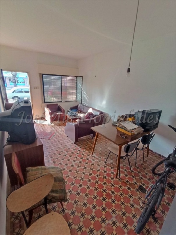 Imagen 3 de Hermosa casa ubicada en importante avenida, próxima a todos los servicios.