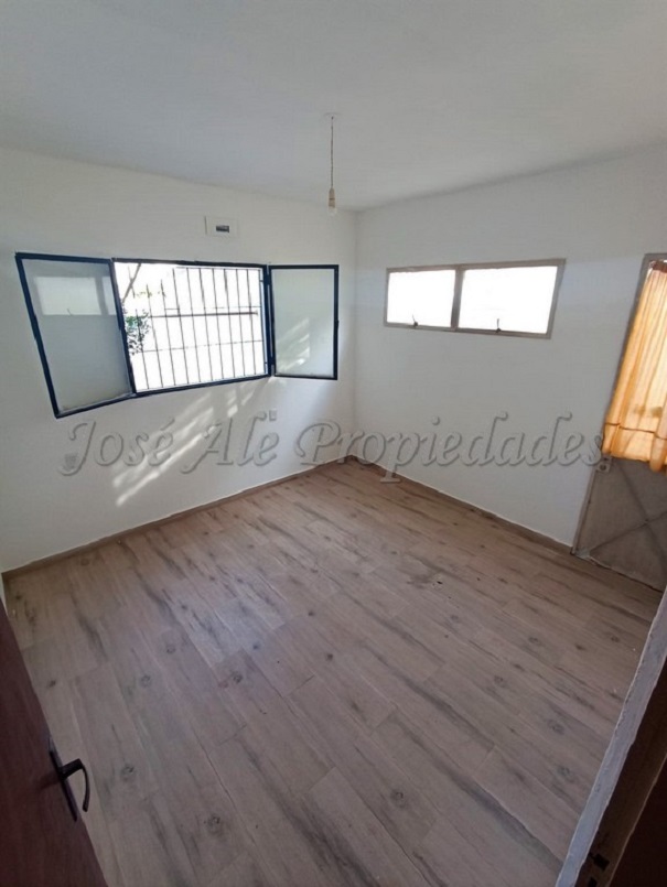 Imagen 8 de Hermosa casa ubicada en importante avenida, próxima a todos los servicios.