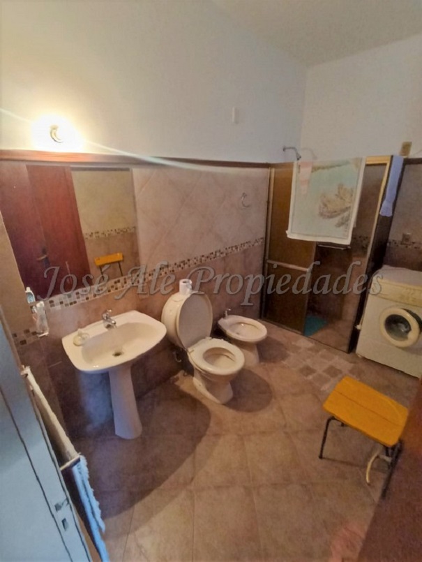 Imagen 9 de Hermosa casa ubicada en importante avenida, próxima a todos los servicios.