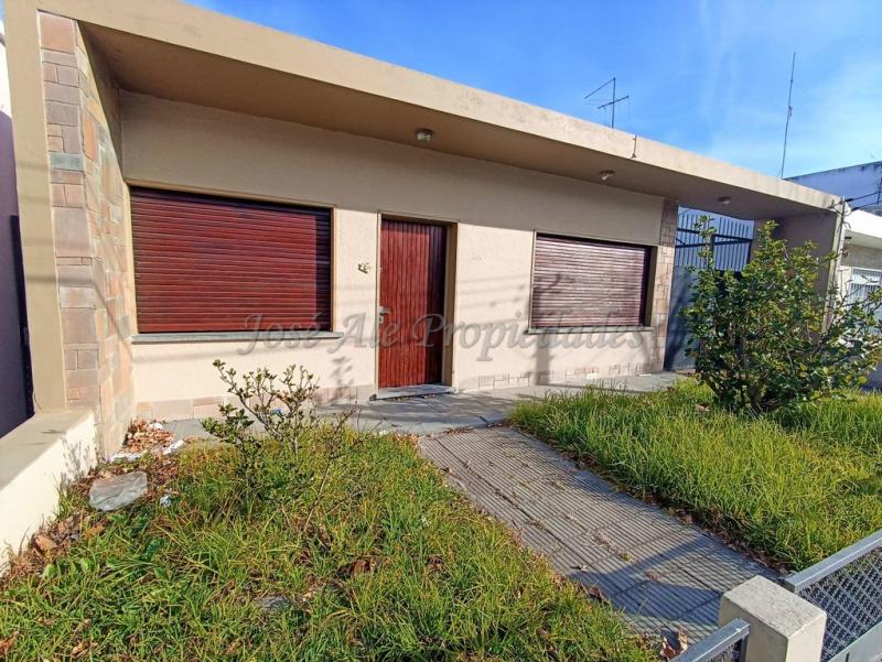 Hermosa casa ubicada en importante avenida, próxima a todos los servicios.