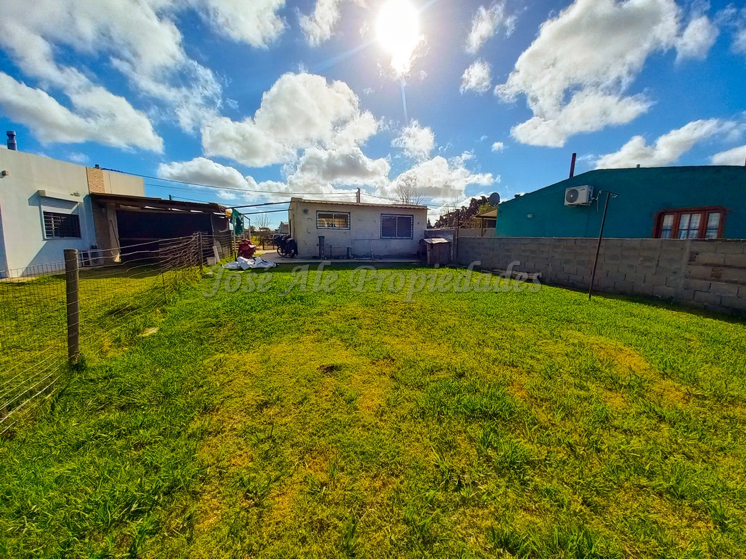 Imagen 10 de Hermosa casa con amplio fondo,  a pocas cuadras de ruta 1 y a 10 minutos del centro de colonia.