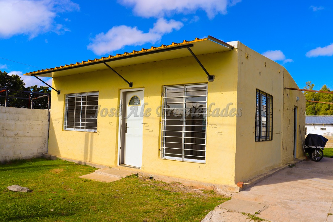Imagen 2 de Hermosa casa con amplio fondo,  a pocas cuadras de ruta 1 y a 10 minutos del centro de colonia.