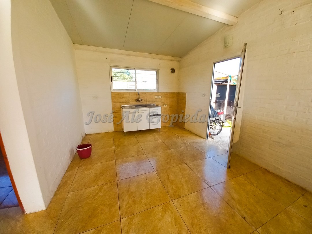 Imagen 4 de Hermosa casa con amplio fondo,  a pocas cuadras de ruta 1 y a 10 minutos del centro de colonia.