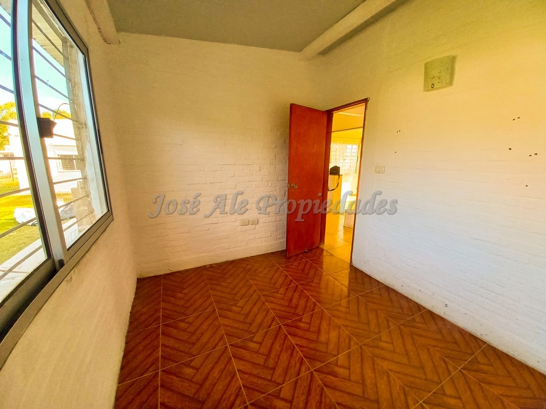 Imagen 7 de Hermosa casa con amplio fondo,  a pocas cuadras de ruta 1 y a 10 minutos del centro de colonia.