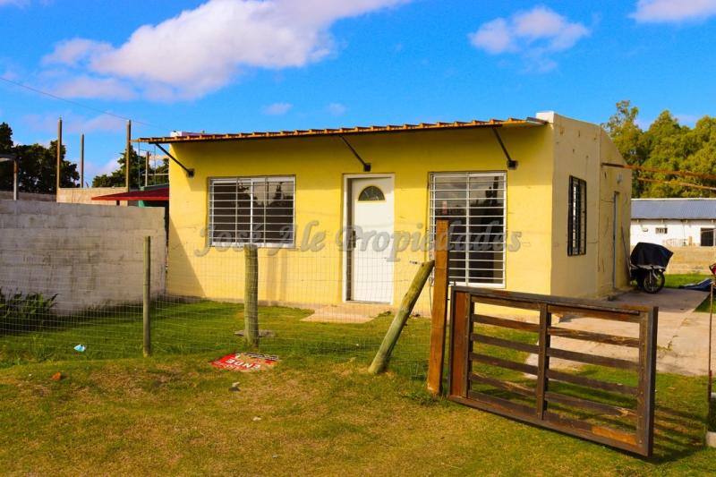 Hermosa casa con amplio fondo,  a pocas cuadras de ruta 1 y a 10 minutos del centro de colonia.