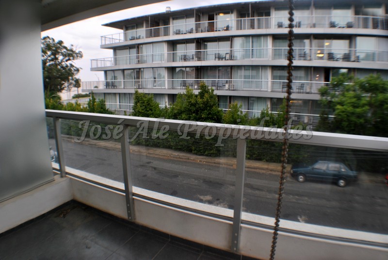 Imagen 1 de Hermoso departamento, a solo metros de Rambla Costanera, zona residencial.