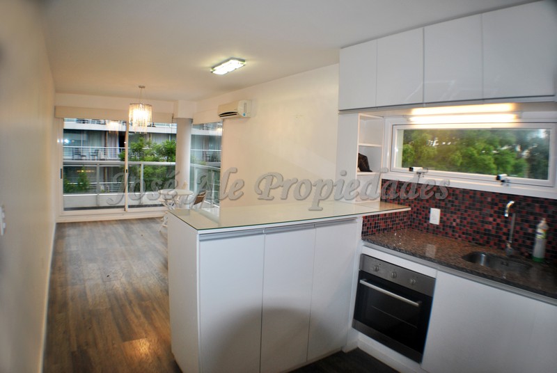 Imagen 3 de Hermoso departamento, a solo metros de Rambla Costanera, zona residencial.