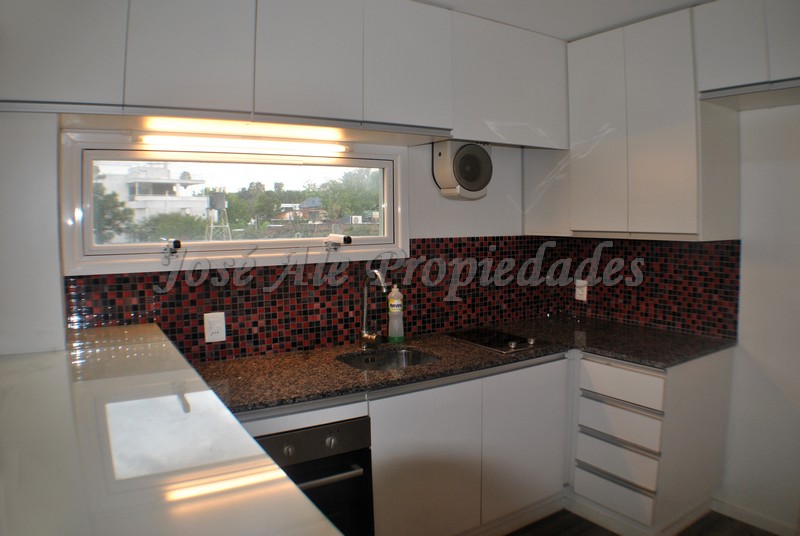 Imagen 5 de Hermoso departamento, a solo metros de Rambla Costanera, zona residencial.