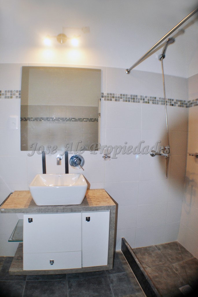 Imagen 8 de Excelente propiedad con estratégica ubicación en pleno centro de Colonia del Sacramento, ideal para estudio, consultorios o vivienda.