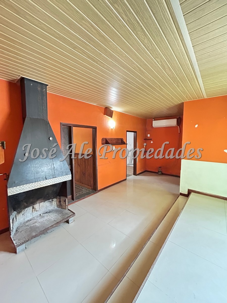 Imagen 1 de OPORTUNIDAD en Juan Lacaze, Colonia! Casa de 3 dormitorios con local independiente generando renta, a 2 cuadras de la playa.