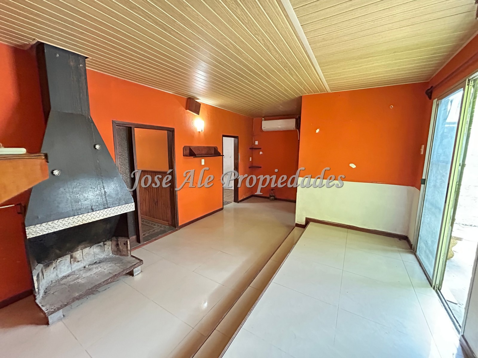 Imagen 2 de OPORTUNIDAD en Juan Lacaze, Colonia! Casa de 3 dormitorios con local independiente generando renta, a 2 cuadras de la playa.