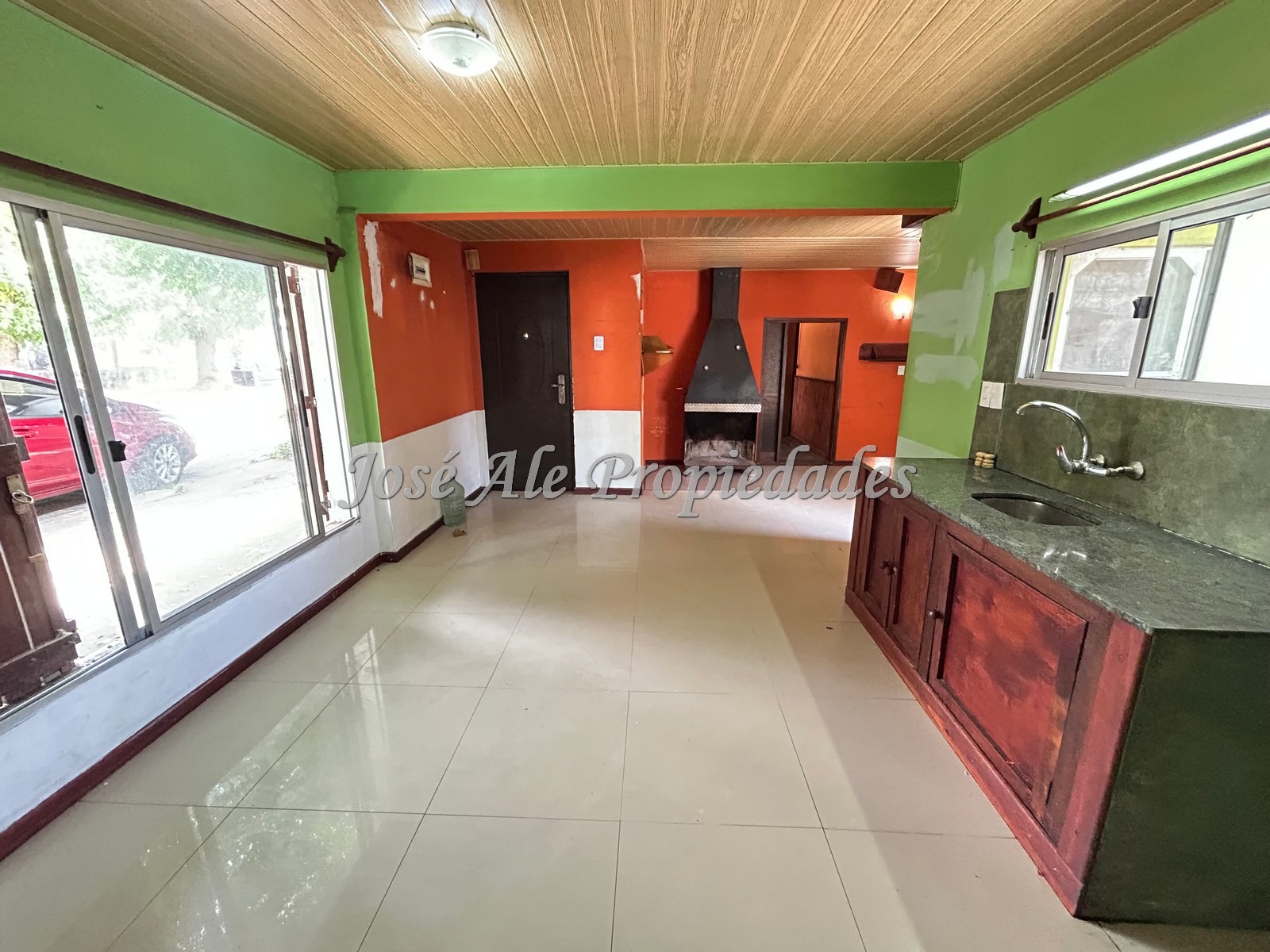 Imagen 3 de OPORTUNIDAD en Juan Lacaze, Colonia! Casa de 3 dormitorios con local independiente generando renta, a 2 cuadras de la playa.