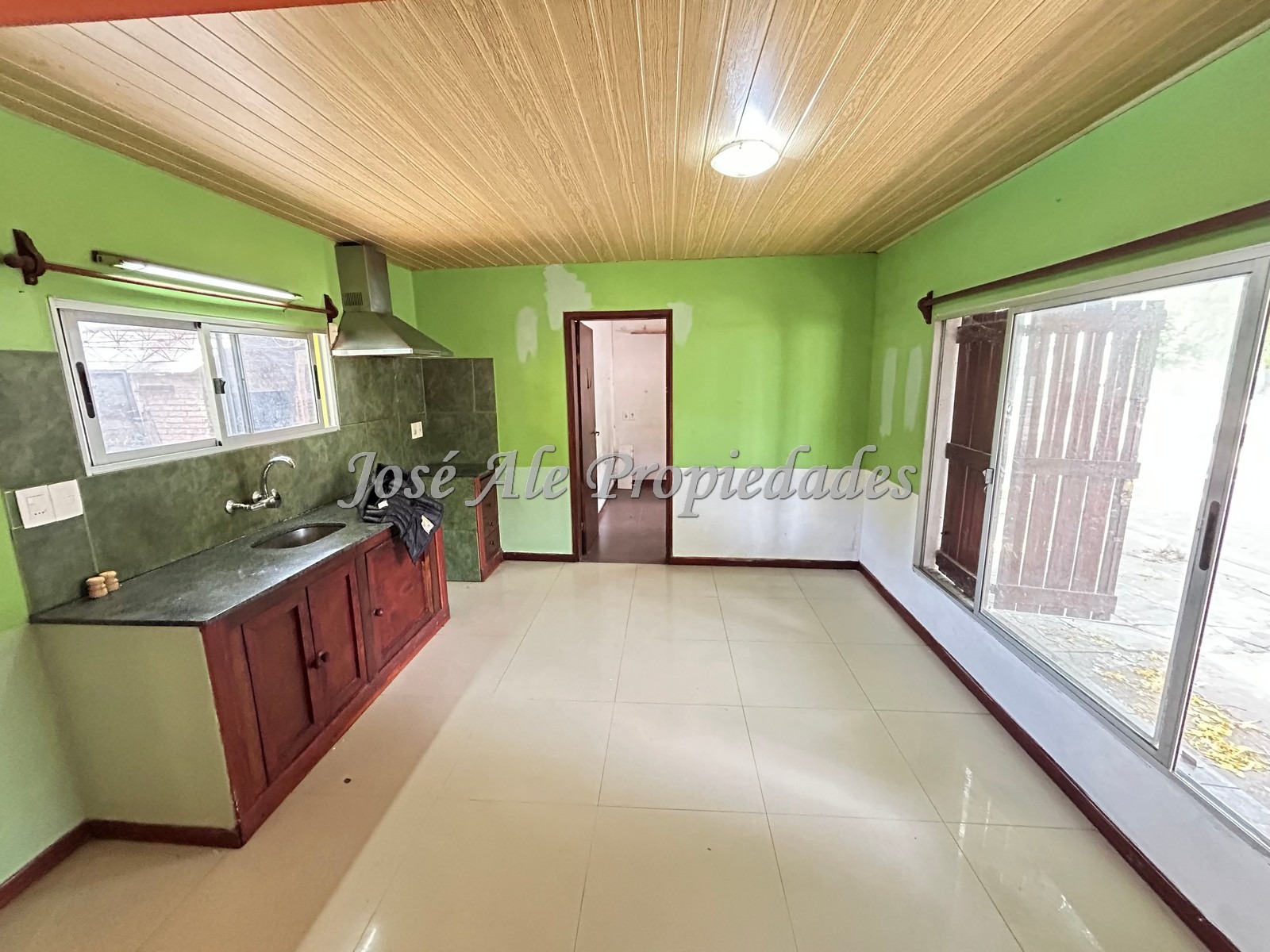 Imagen 4 de OPORTUNIDAD en Juan Lacaze, Colonia! Casa de 3 dormitorios con local independiente generando renta, a 2 cuadras de la playa.