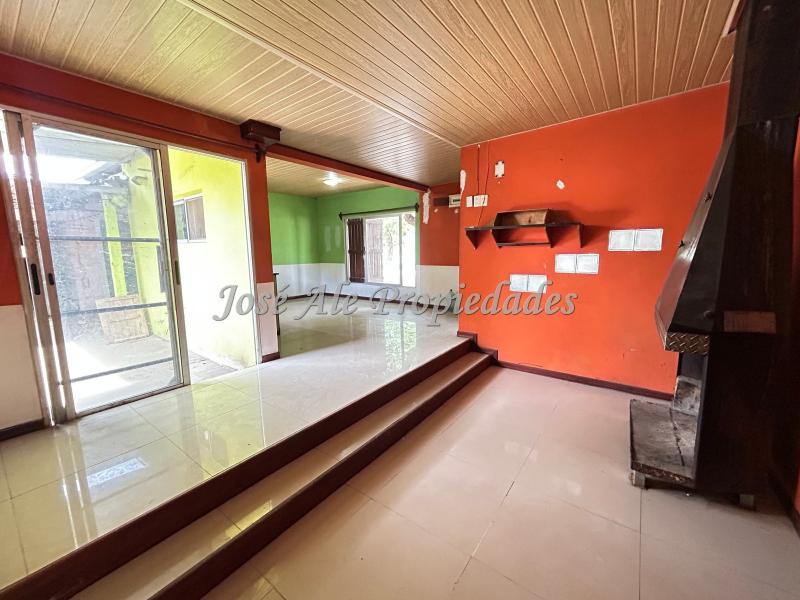 OPORTUNIDAD en Juan Lacaze, Colonia! Casa de 3 dormitorios con local independiente generando renta, a 2 cuadras de la playa.