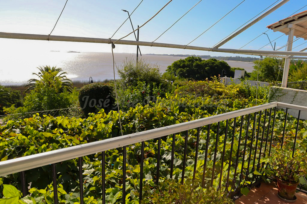 Imagen 3 de Propiedad con importante metraje edificado sobre Avenida Artigas y frente al Río de la Plata.