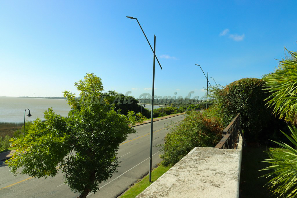 Imagen 10 de Propiedad con importante metraje edificado sobre Avenida Artigas y frente al Río de la Plata.