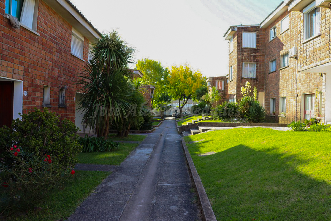 Imagen 1 de Hermosa vivienda ubicada en complejo sobre calle Eugenio Arauz.