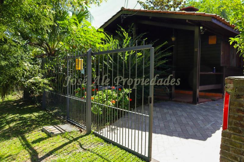 Cómoda y confortable cabaña a tan solo 100 mts de la rambla costanera y playas de colonia.