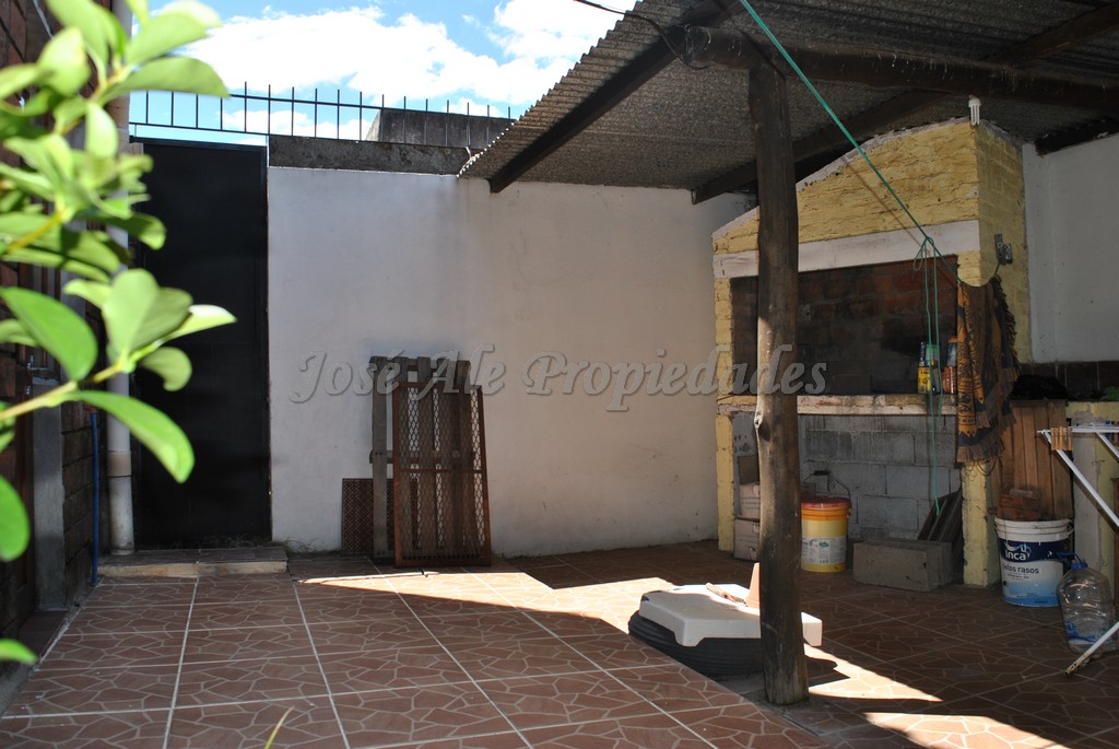 Imagen 10 de Muy linda y cuidada vivienda en zona céntrica.