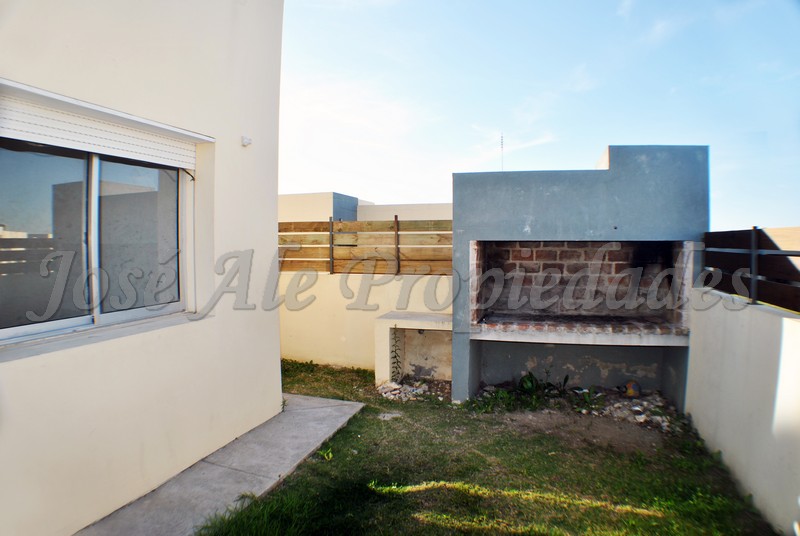 Imagen 1 de Impecable vivienda ubicada en Lomas de San Benito. Linda zona tranquila y a pasos de todos los servicios.