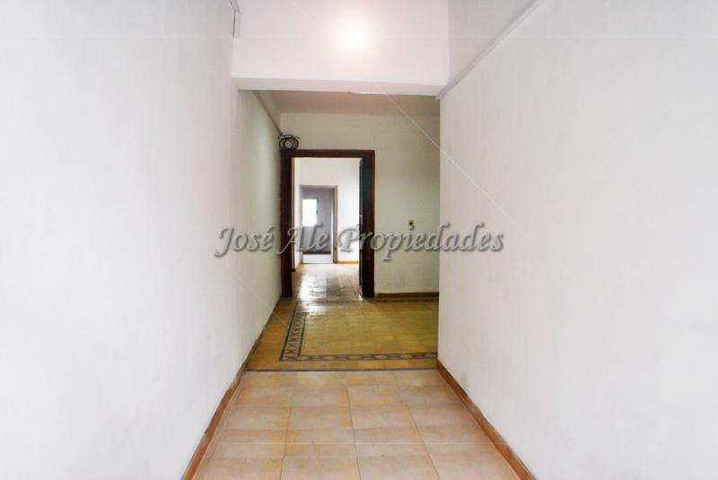 Propiedad en pleno centro de Colonia. Sobre Avenida Artigas, a pasos de todos los servicios.