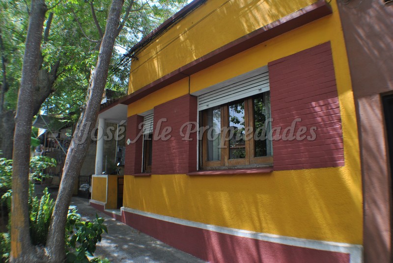 Imagen 1 de Hermosa casa ubicada en pleno casco histórico y a 50m del parte de Afe y muralla de la ciudad vieja, a paso de todos los servicios.