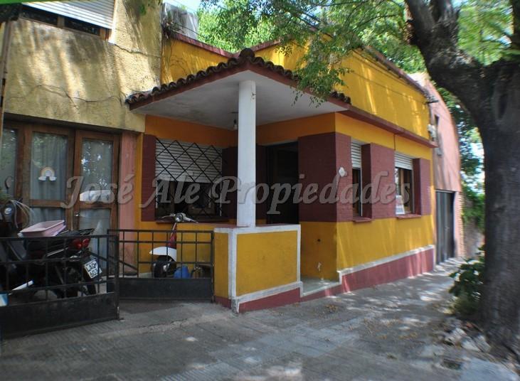 Hermosa casa ubicada en pleno casco histórico y a 50m del parte de Afe y muralla de la ciudad vieja, a paso de todos los servicios.