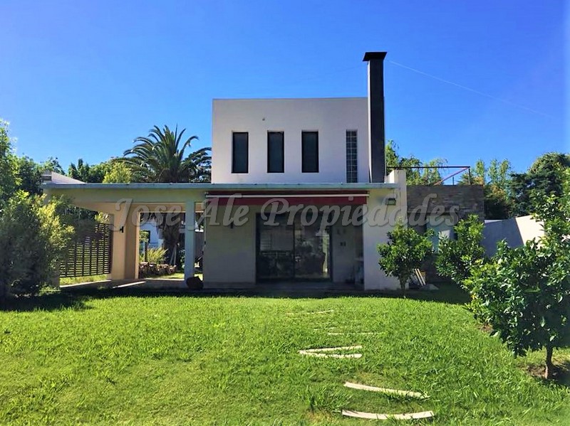 Imagen 1 de Hermosa casa ubicada a 300m de la Rambla Costanera, a paso d todos los servicios.