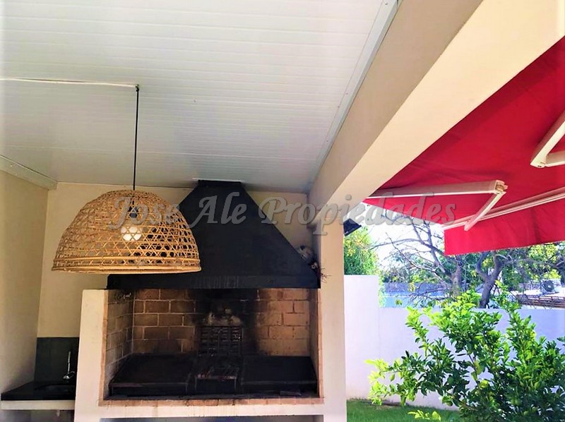 Imagen 9 de Hermosa casa ubicada a 300m de la Rambla Costanera, a paso d todos los servicios.