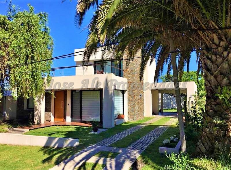 Hermosa casa ubicada a 300m de la Rambla Costanera, a paso d todos los servicios.