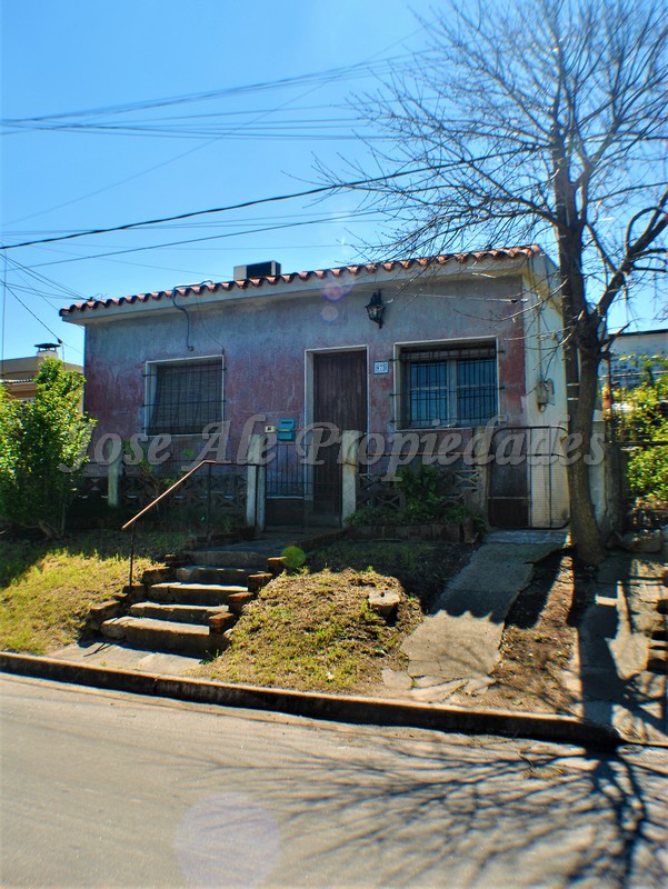 Imagen 1 de Casa a reciclar ubicada a pasos de tres av. y todos los servicios, sobre calle Sarandí.