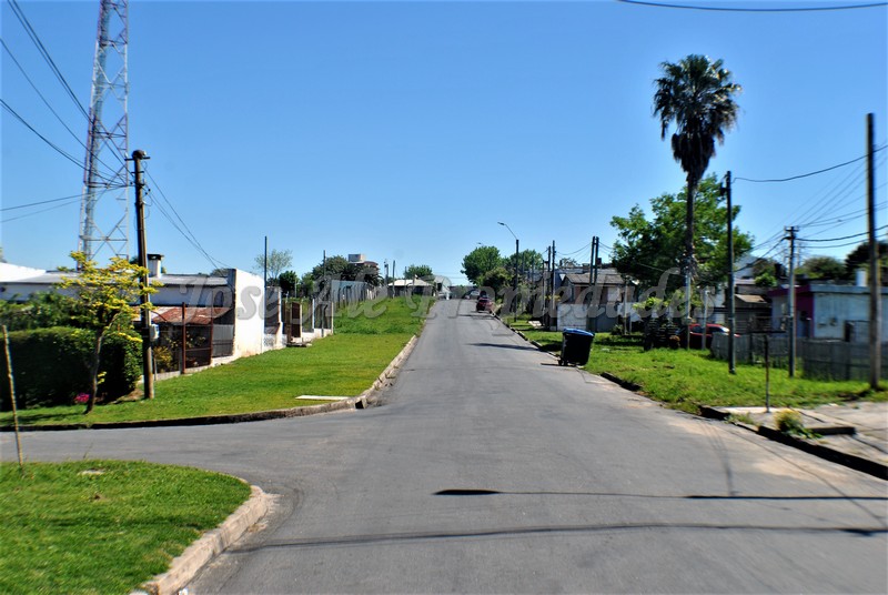 Imagen 3 de Casa a reciclar ubicada a pasos de tres av. y todos los servicios, sobre calle Sarandí.