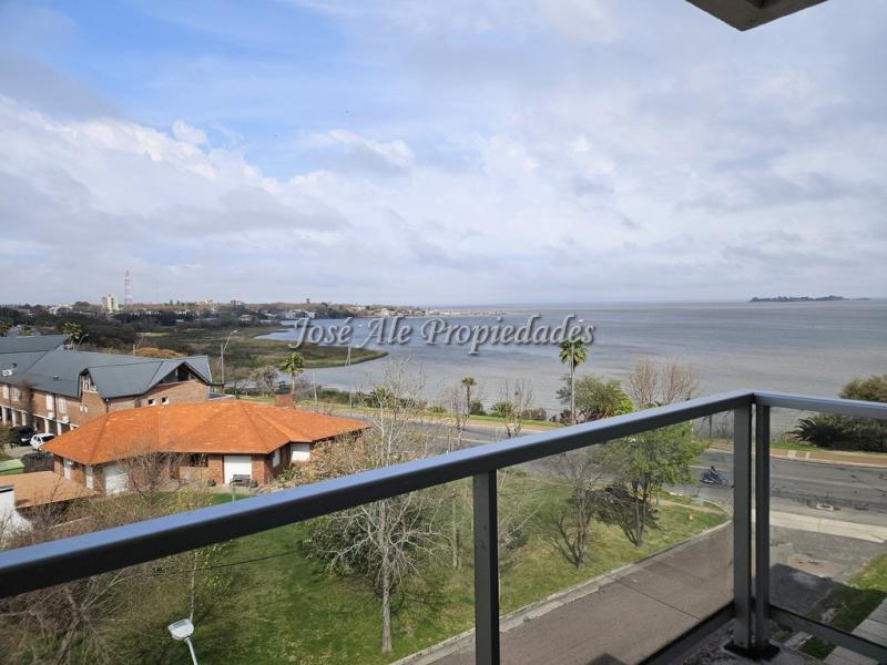 Departamento en primera línea de un dormitorio frente a la mejor parte de la Rambla de Colonia del Sacramento.