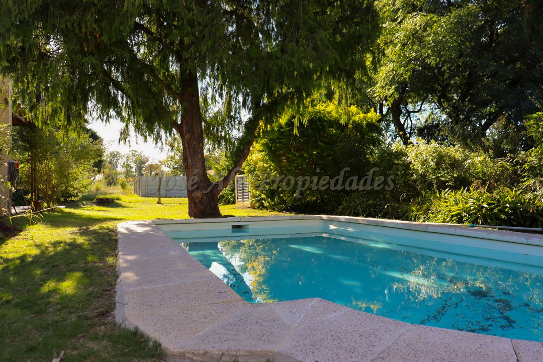 Imagen 10 de Hermosa propiedad ubicada en Barrio residencial, a corta distancia Rambla Costanera, a paso d todos los servicios.