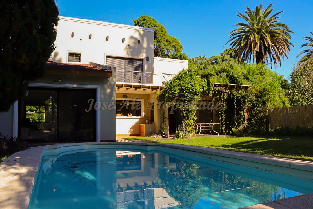 Imagen 3 de Hermosa propiedad ubicada en Barrio residencial, a corta distancia Rambla Costanera, a paso d todos los servicios.