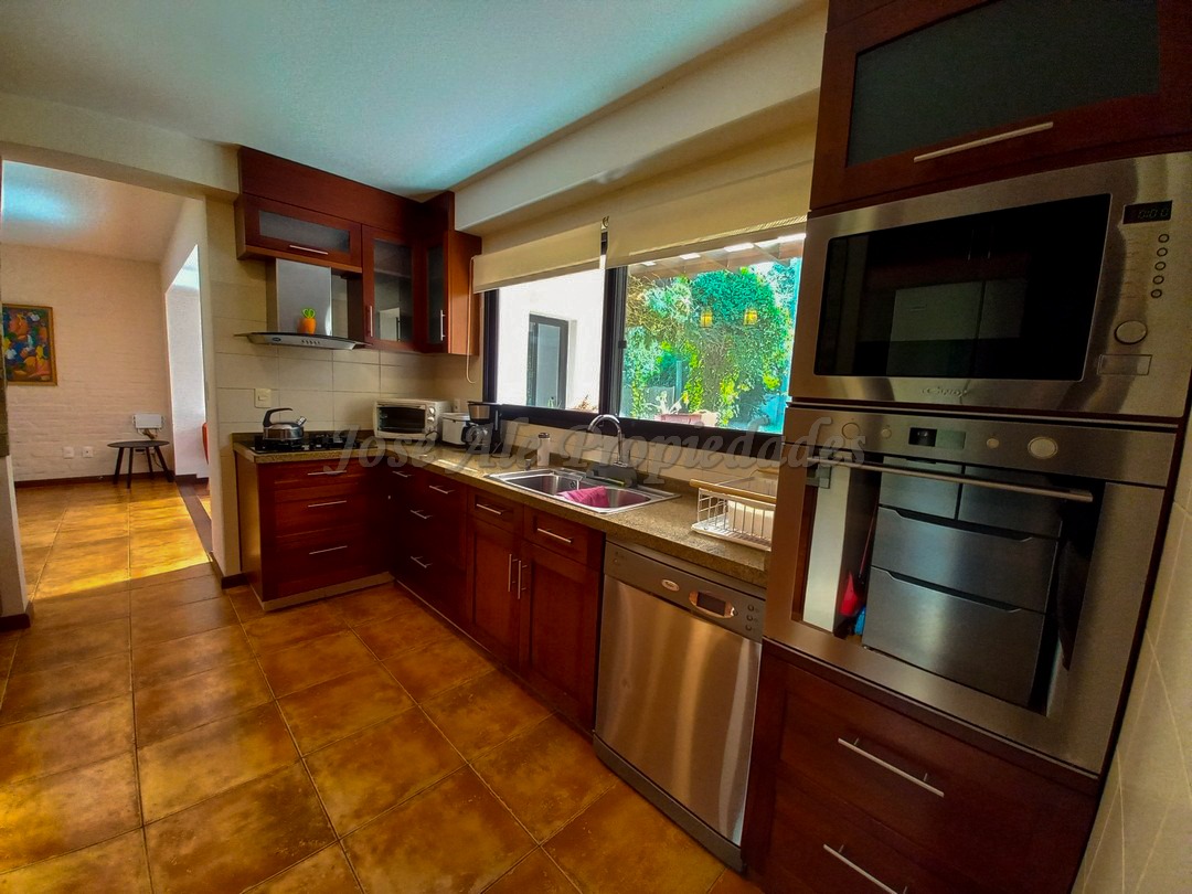 Imagen 6 de Hermosa propiedad ubicada en Barrio residencial, a corta distancia Rambla Costanera, a paso d todos los servicios.