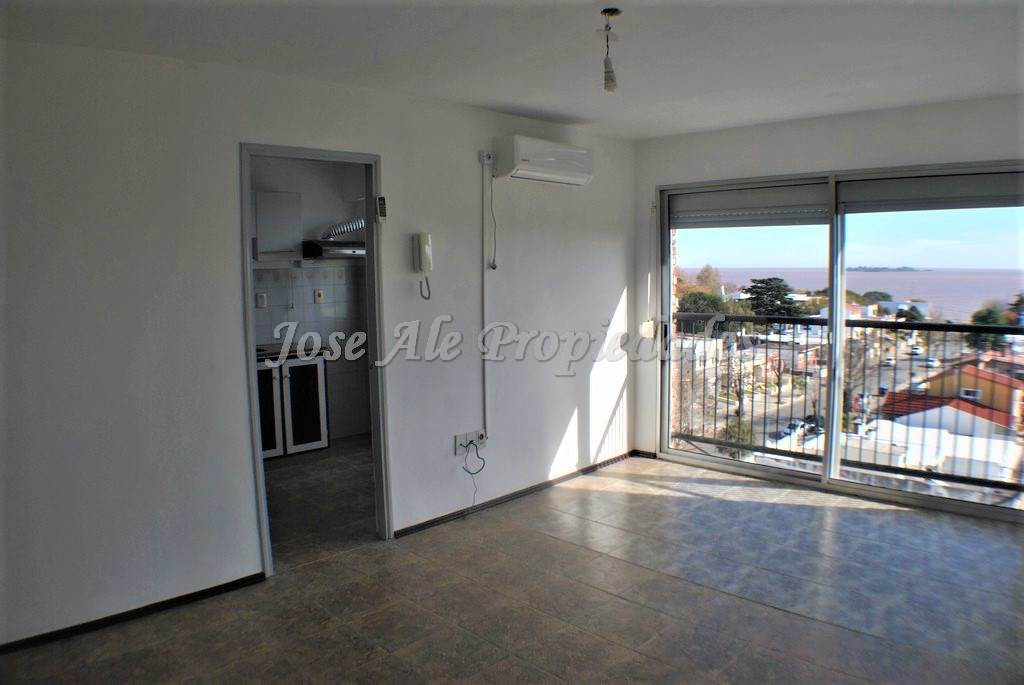 Imagen 1 de Apto a pasos de la rambla de colonia y próximo a todos los servicios.