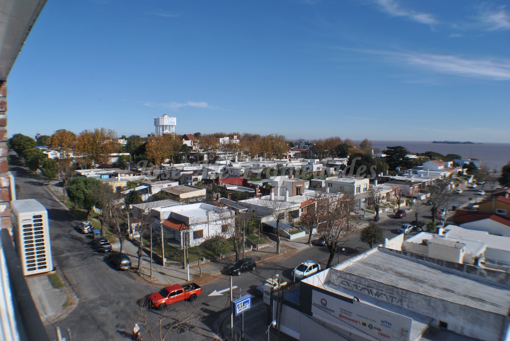 Imagen 10 de Apto a pasos de la rambla de colonia y próximo a todos los servicios.