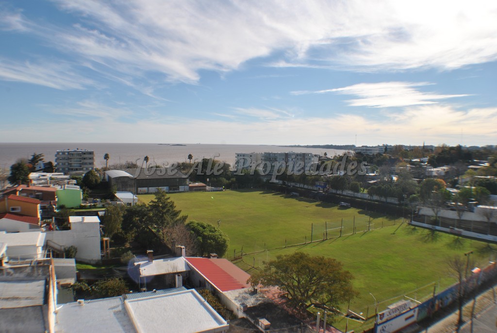 Imagen 2 de Apto a pasos de la rambla de colonia y próximo a todos los servicios.