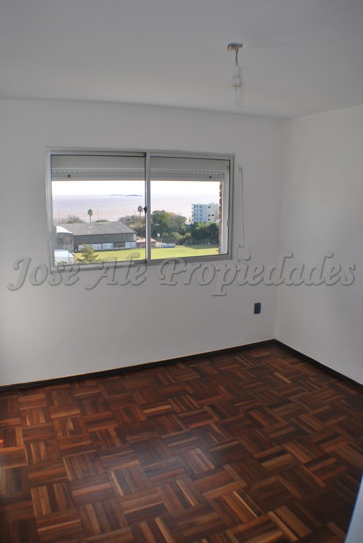 Imagen 6 de Apto a pasos de la rambla de colonia y próximo a todos los servicios.