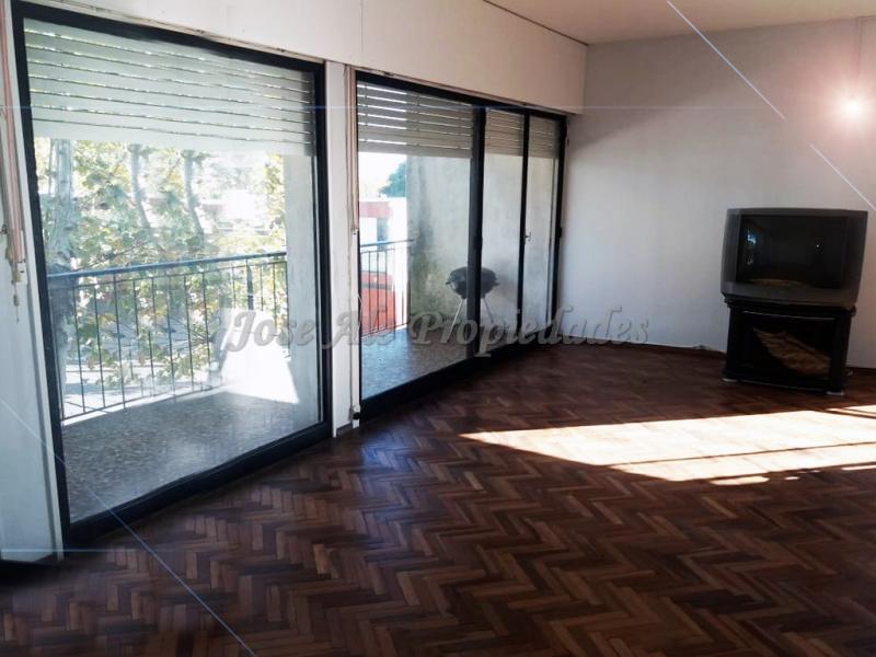 Magnifico departamento con vista al Río de la Plata, posee ambientes de grandes dimensiones, en pleno centro de Colonia del Sacramento y a solo metros de todos los servicios.