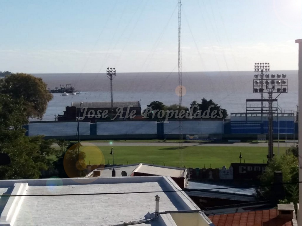 Imagen 1 de Magnifico departamento con vista al Río de la Plata, posee ambientes de grandes dimensiones, en pleno centro de Colonia del Sacramento y a solo metros de todos los servicios.