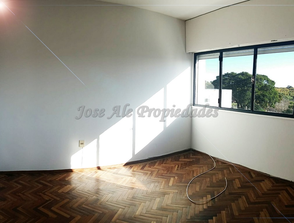 Imagen 7 de Magnifico departamento con vista al Río de la Plata, posee ambientes de grandes dimensiones, en pleno centro de Colonia del Sacramento y a solo metros de todos los servicios.
