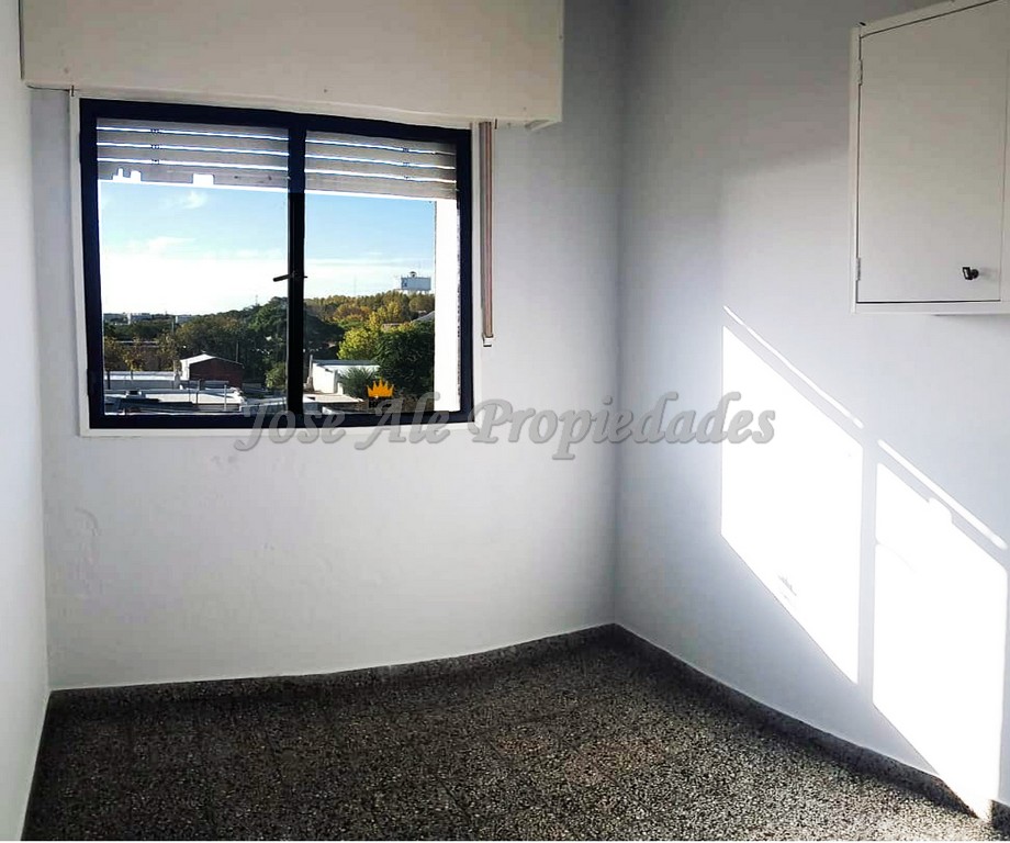 Imagen 8 de Magnifico departamento con vista al Río de la Plata, posee ambientes de grandes dimensiones, en pleno centro de Colonia del Sacramento y a solo metros de todos los servicios.