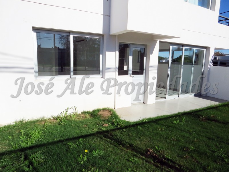 Imagen 10 de Impecable y luminoso departamento en Planta Baja a corta distancia de Rambla, zona balnearia, a paso de todos los servicios.