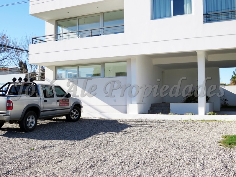 Imagen 2 de Impecable y luminoso departamento en Planta Baja a corta distancia de Rambla, zona balnearia, a paso de todos los servicios.