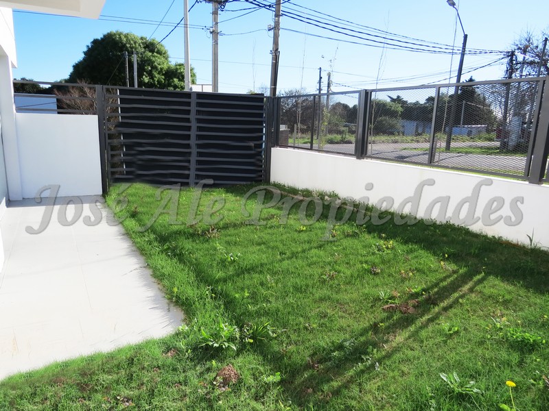 Imagen 4 de Impecable y luminoso departamento en Planta Baja a corta distancia de Rambla, zona balnearia, a paso de todos los servicios.