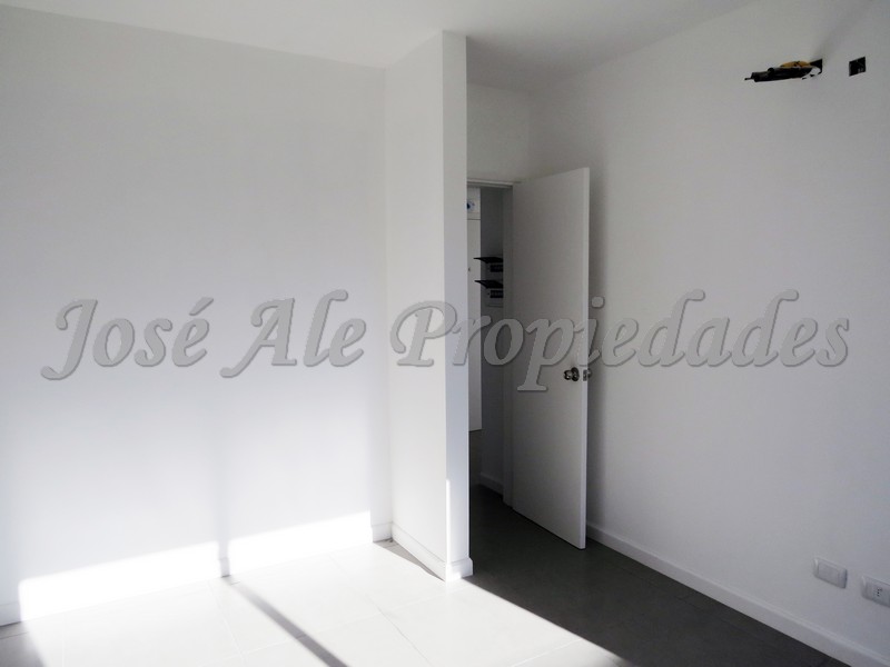 Imagen 9 de Impecable y luminoso departamento en Planta Baja a corta distancia de Rambla, zona balnearia, a paso de todos los servicios.