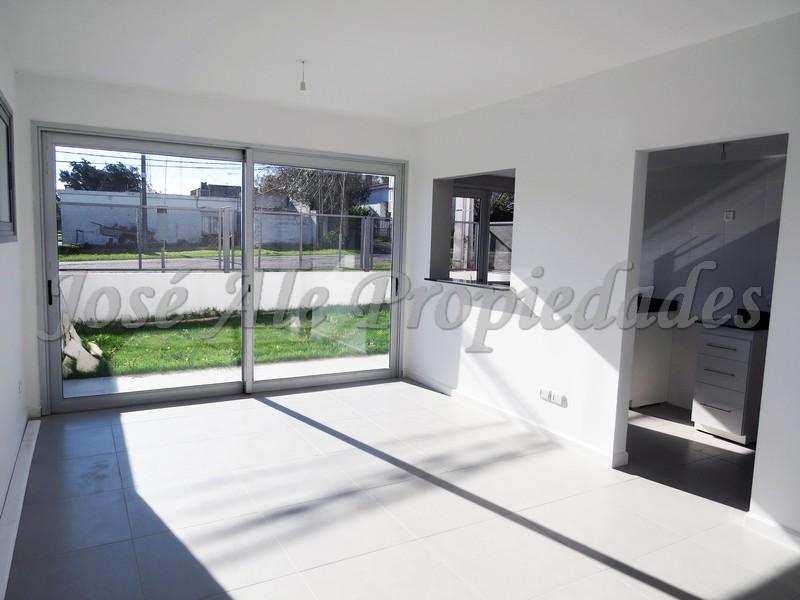 Impecable y luminoso departamento en Planta Baja a corta distancia de Rambla, zona balnearia, a paso de todos los servicios.